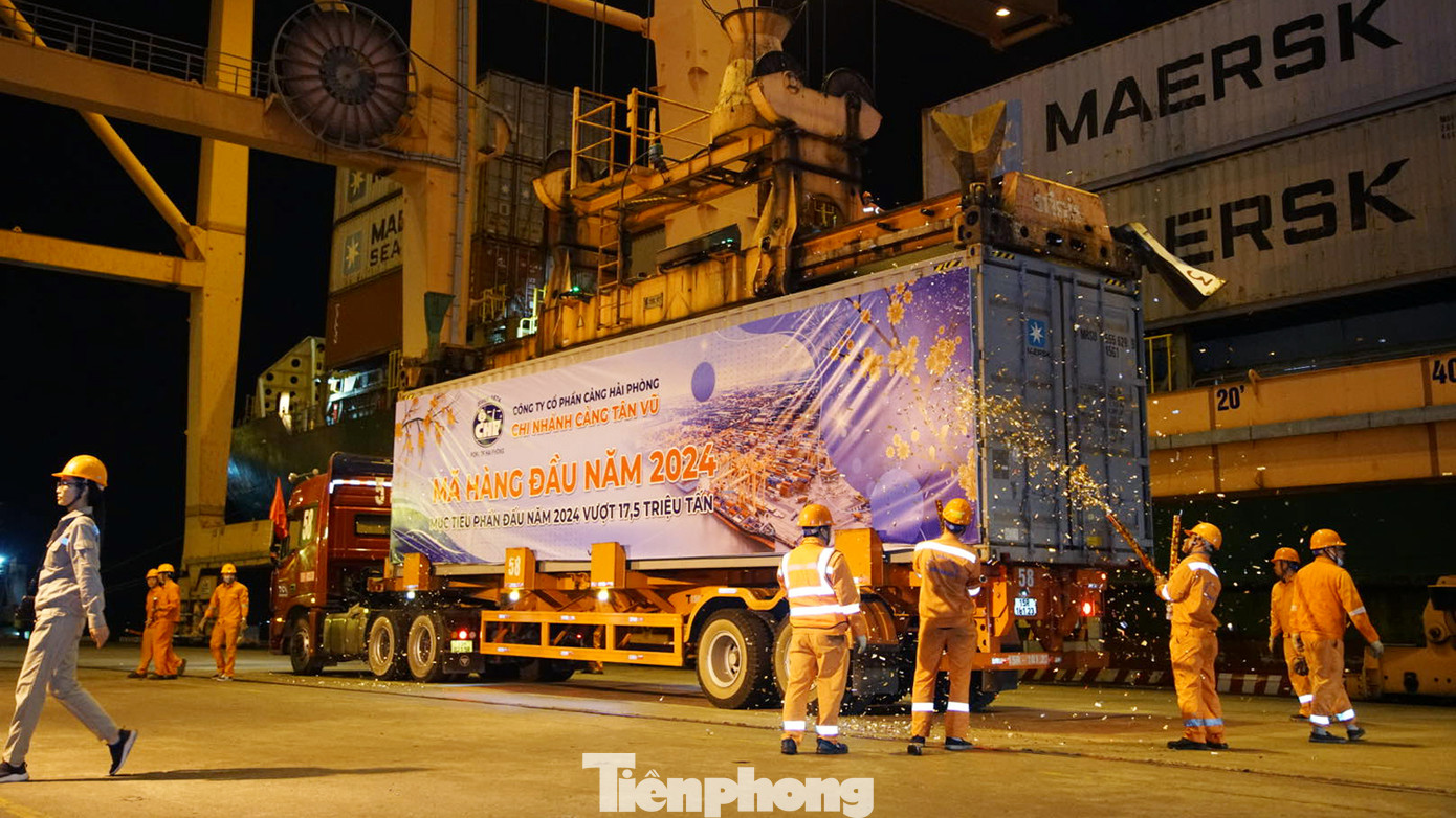 Lô hàng đầu tiên nhập về cảng Hải Phòng thời khắc đón năm mới 2024.
