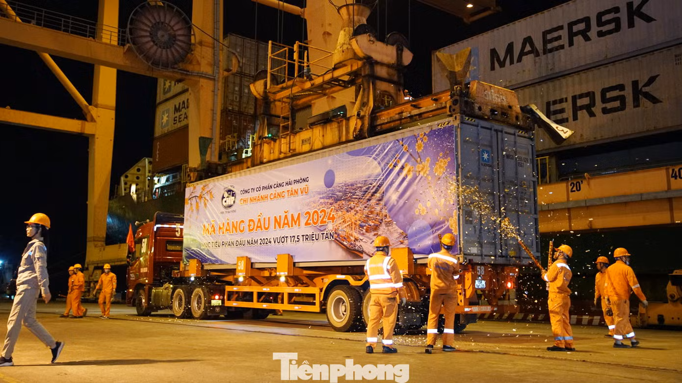 Lô hàng đầu tiên nhập về cảng Hải Phòng thời khắc đón năm mới 2024.