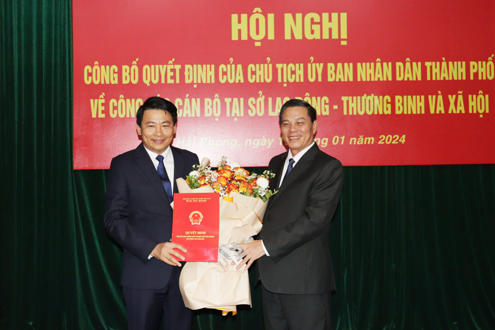 Chủ tịch UBND TP Hải Phòng trao quyết định về công tác cán bộ tại Sở LĐTB&XH. Chủ tịch UBND TP Hải Phòng trao quyết định về công tác cán bộ tại Sở LĐTB&XH.