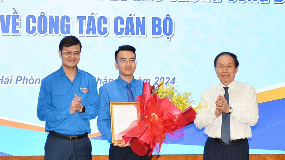 Anh Bùi Quang Huy - Bí thư thứ nhất Trung ương Đoàn trao quyết định, ông Lê Tiến Châu - Bí thư Thành ủy Hải Phòng tặng hoa chúc mừng tân Bí thư Thành Đoàn Hải Phòng. Anh Bùi Quang Huy - Bí thư thứ nhất Trung ương Đoàn trao quyết định, ông Lê Tiến Châu - Bí thư Thành ủy Hải Phòng tặng hoa chúc mừng tân Bí thư Thành Đoàn Hải Phòng.