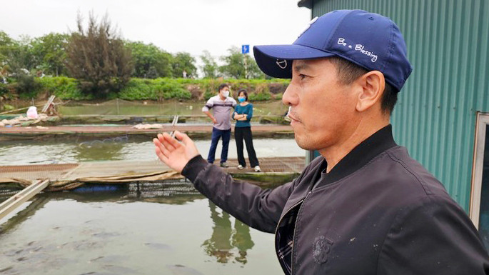Ông Đỗ Văn Nhạ tại khu nuôi cá lồng của gia đình. Ảnh: H.N