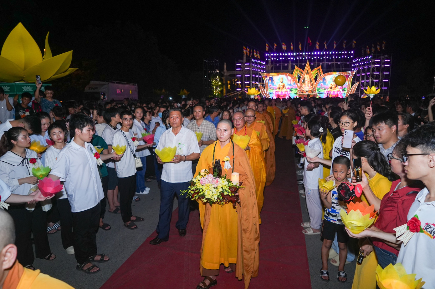 Đêm hội Hoa đăng kính mừng mùa Vu Lan báo hiếu năm 2024 tại chùa Hồng Phúc, TP Hải Phòng.