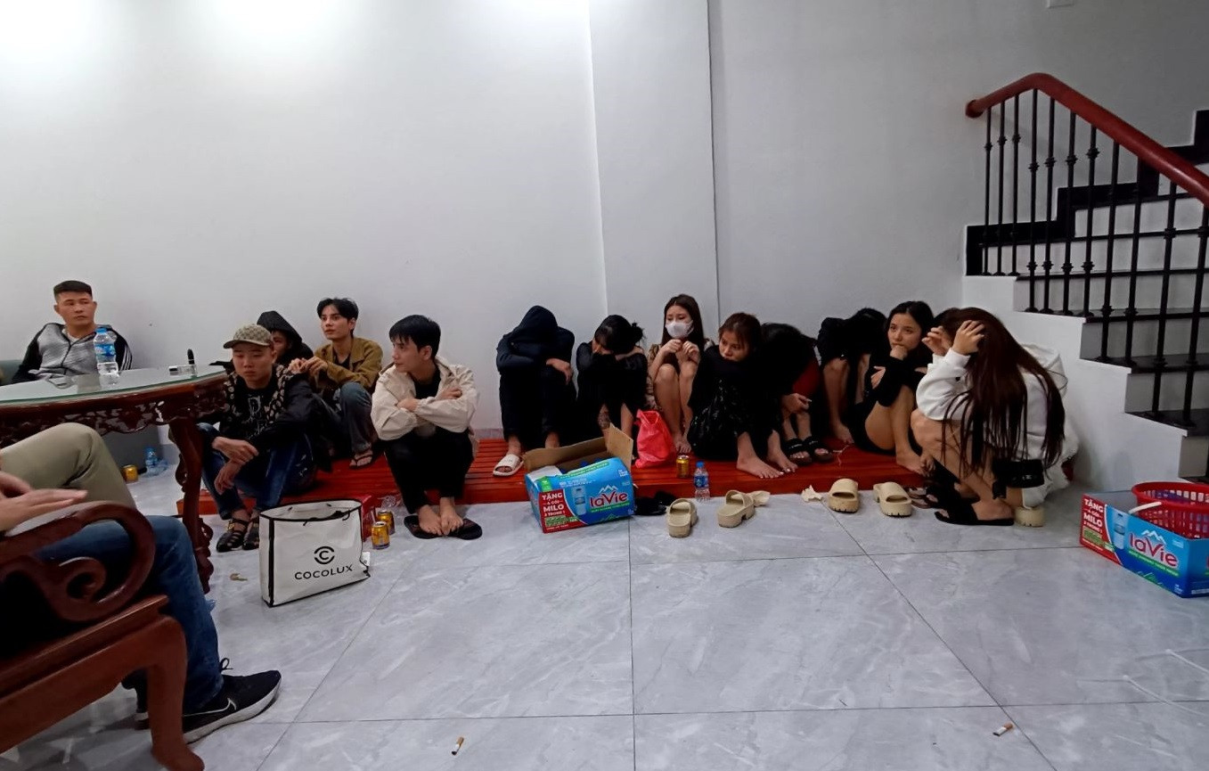 Các đối tượng trong bữa tiệc sinh nhật sử dụng ma túy. Các đối tượng trong bữa tiệc sinh nhật sử dụng ma túy.