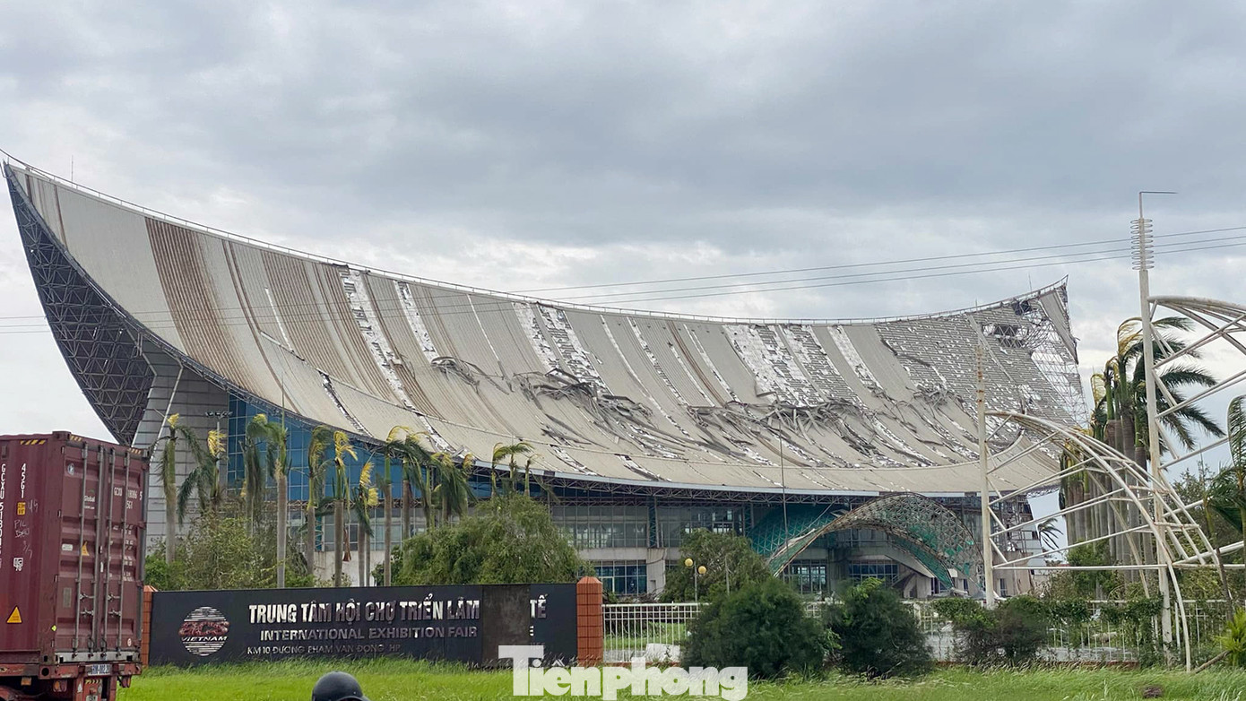 Trung tâm Hội chợ triển lãm quốc tế (hay còn gọi là Nhà cánh diều), biểu tượng một thời của Hải Phòng cũng bị bão gây hư hỏng mái và nhiều bộ phận. Trung tâm Hội chợ triển lãm quốc tế (hay còn gọi là Nhà cánh diều), biểu tượng một thời của Hải Phòng cũng bị bão gây hư hỏng mái và nhiều bộ phận.