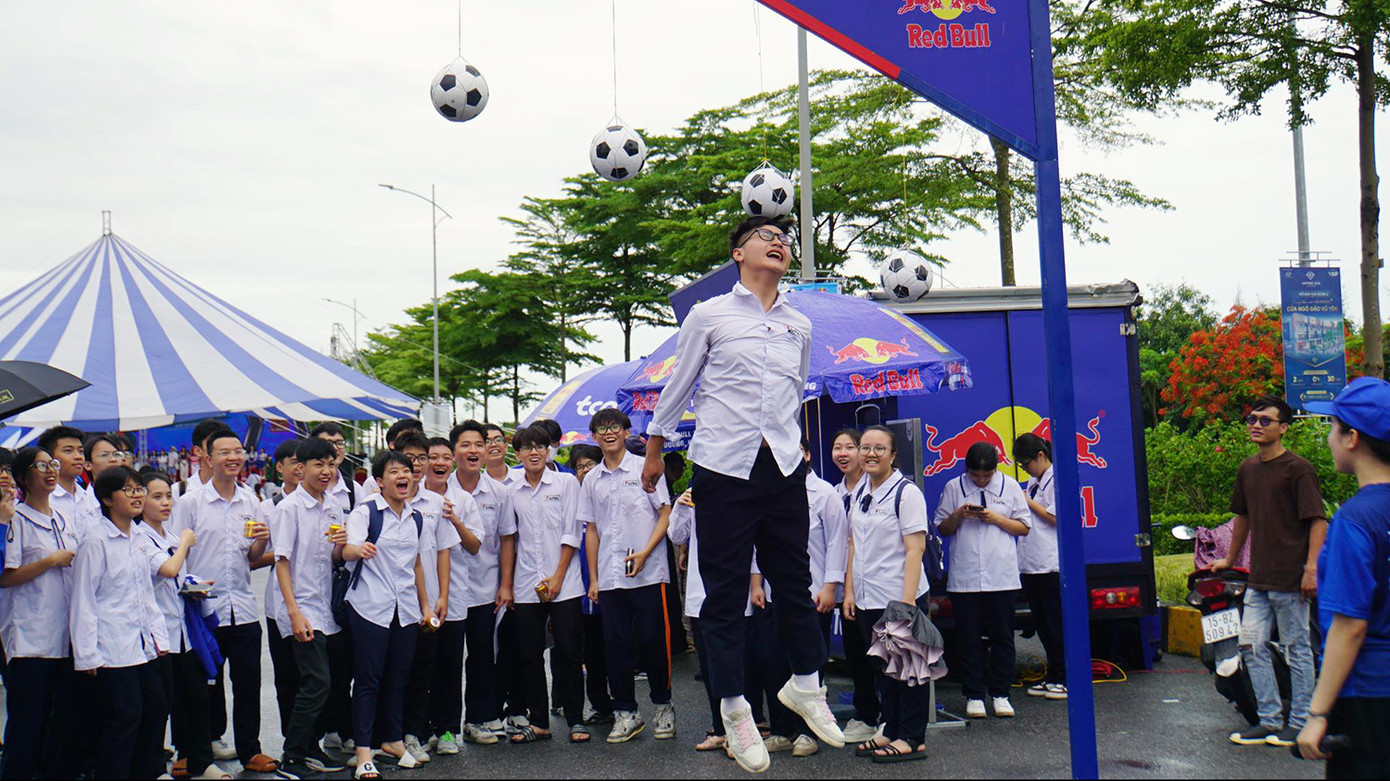 Hàng trăm bạn trẻ Hải Phòng tham gia các trò chơi tại khuôn viên các gian hàng giảm giá thiết yếu.