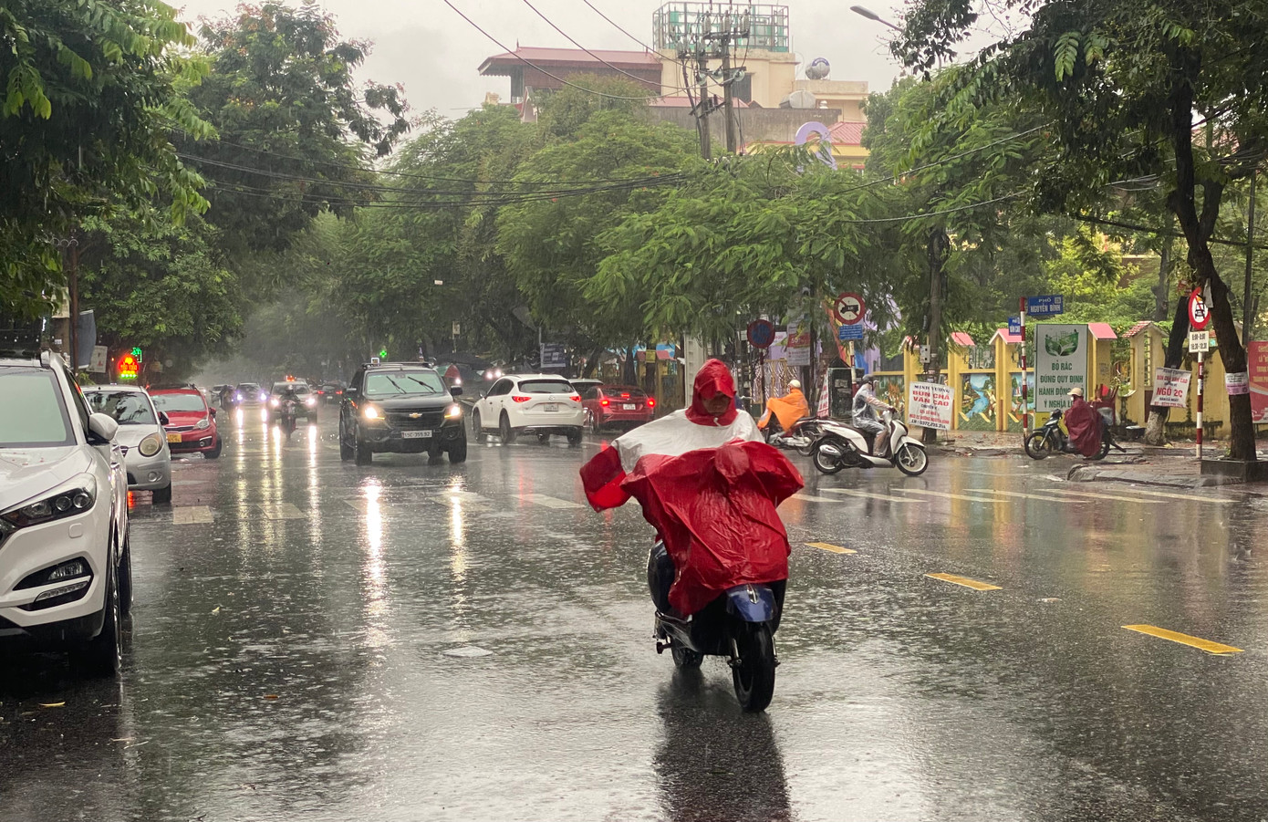 Người dân Hải Phòng lưu thông trên phố sáng 23/7.