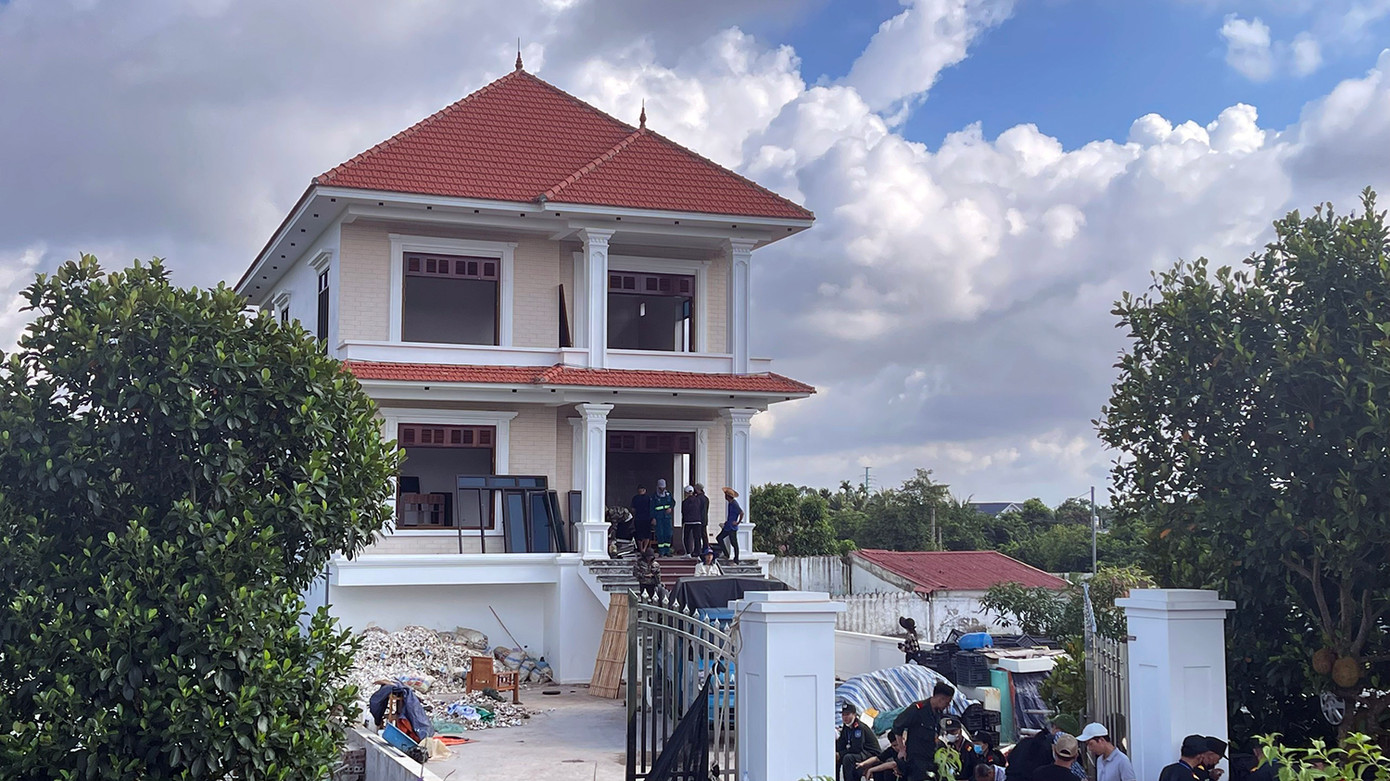 Lực lượng chức năng quận Đồ Sơn tổ chức cưỡng chế, tháo dỡ căn biệt thự vi phạm tại phường Bàng La, sáng 8/8.