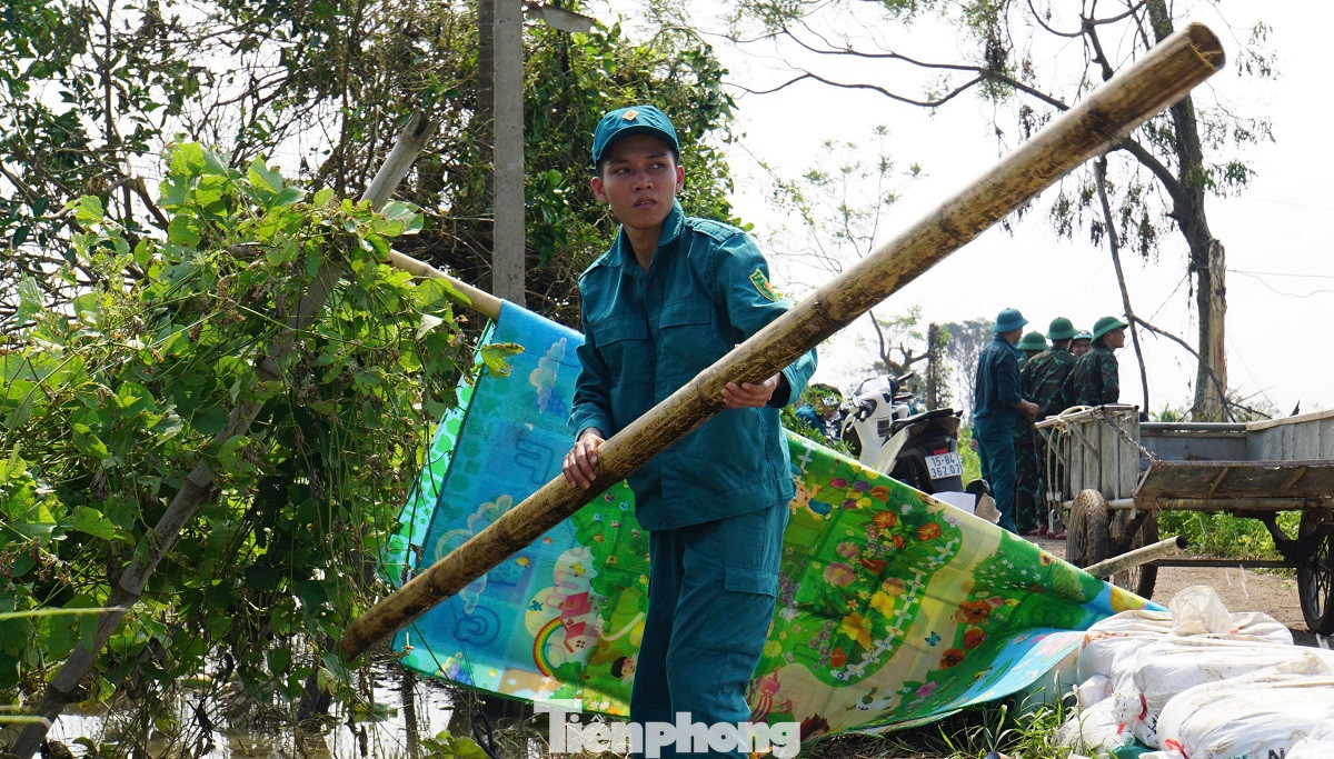 Thời điểm mưa ngập, nước lũ tràn qua đê bối vào đồng ruộng, ngập vào khu dân cư khiến cuộc sống của người dân gặp nhiều khó khăn, nguy hiểm. Do đó, lực lượng liên ngành địa phương huy động hàng trăm lượt người mỗi ngày tham gia đắp đê ngăn lũ.