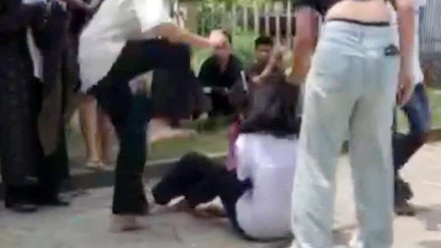 Ba nữ sinh quây đánh hội đồng nữ sinh lớp 7 Trường THCS Hồng Lạc, huyện Thanh Hà (Hải Dương) trước sự chứng kiến của nhiều người. Ảnh: Cắt từ clip