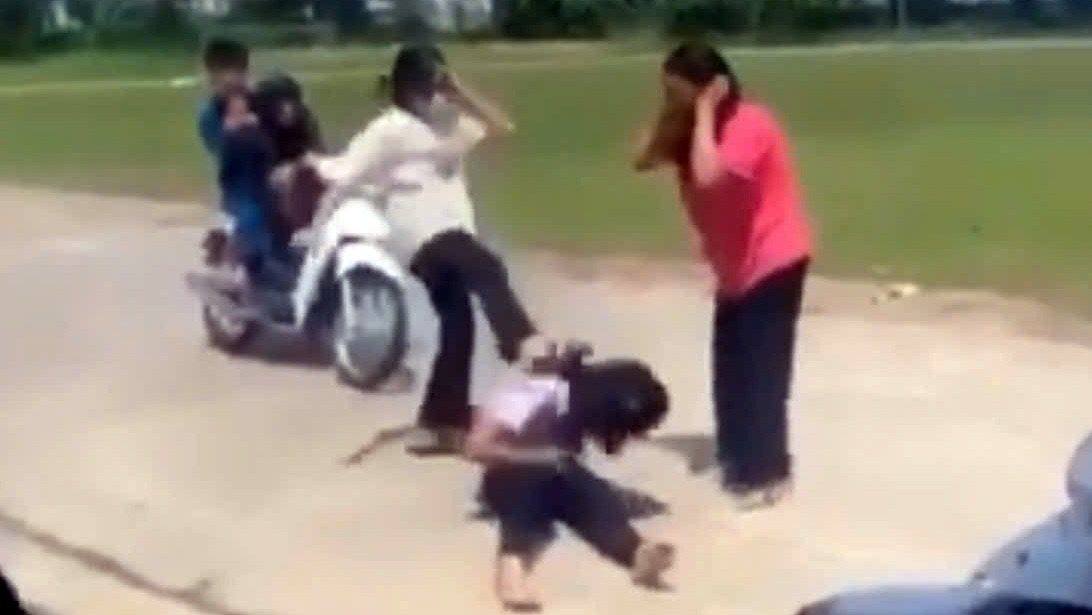 Nữ sinh lớp 7 bị nhóm nữ sinh khác đánh hội đồng dã man ở huyện Thanh Hà, tỉnh Hải Dương. Ảnh: Cắt từ clip