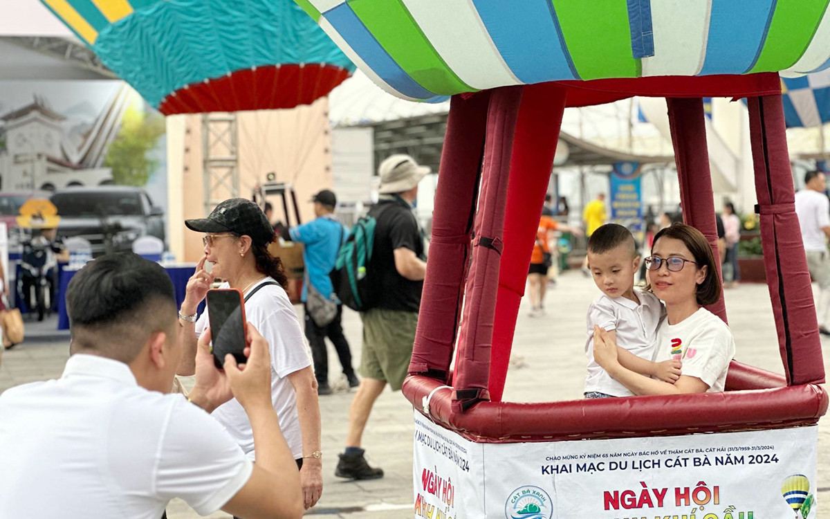 Nhiều gia đình là khách du lịch tới vui chơi, thích thú chụp ảnh lưu niệm với khinh khí cầu miễn phí.