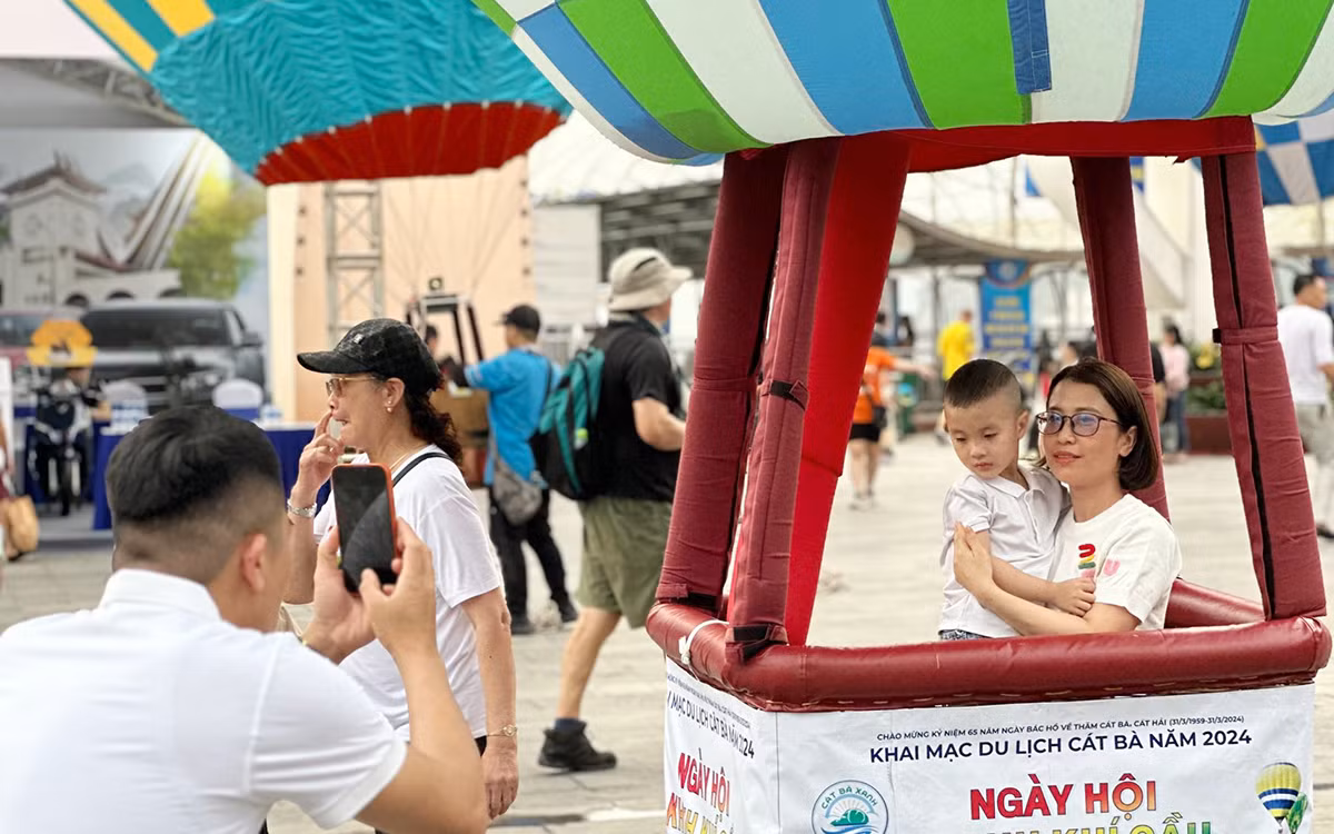 Nhiều gia đình là khách du lịch tới vui chơi, thích thú chụp ảnh lưu niệm với khinh khí cầu miễn phí.