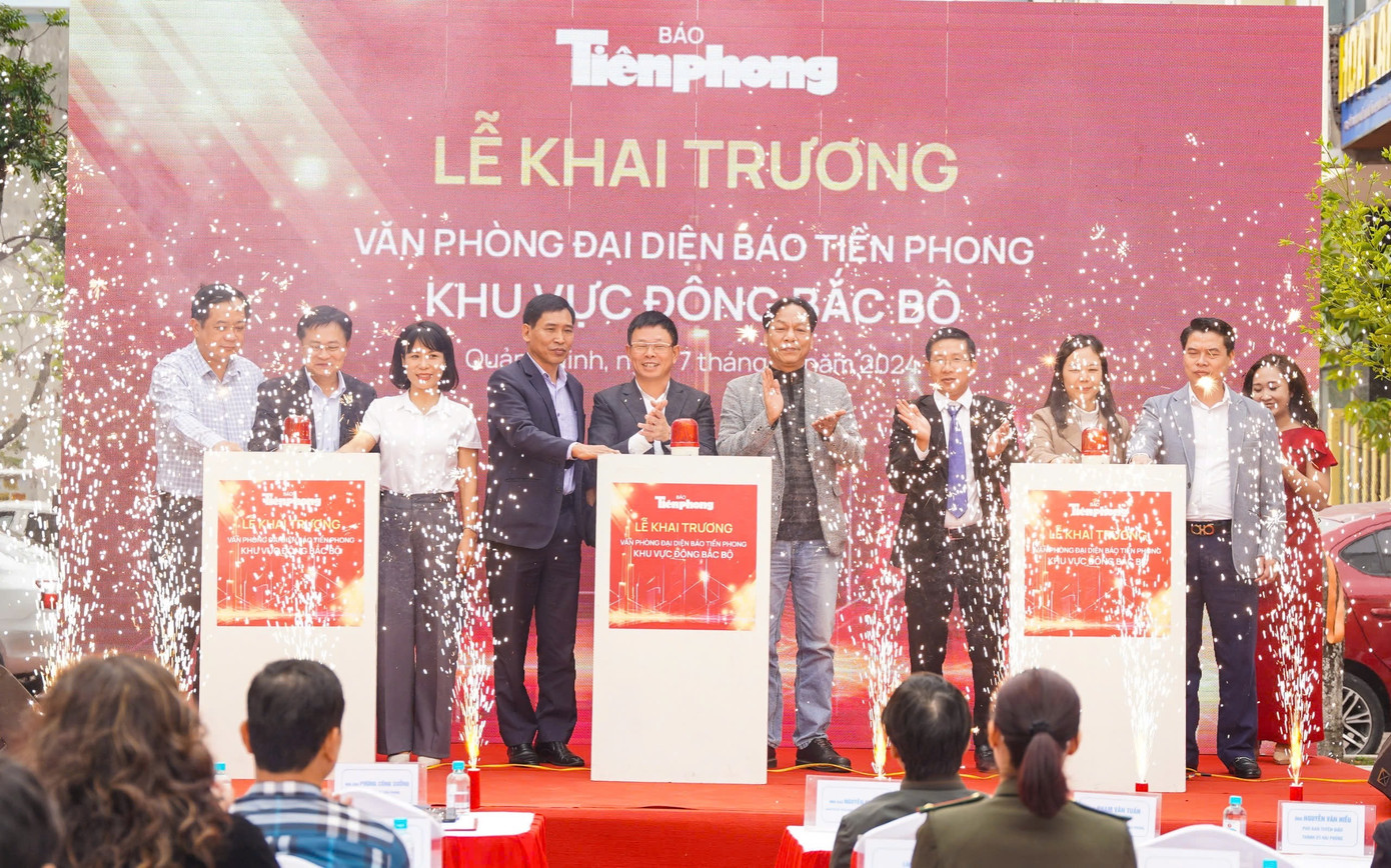 Các đại biểu thực hiện nghi thức khai trương VPĐD báo Tiền Phong khu vực Đông Bắc Bộ.