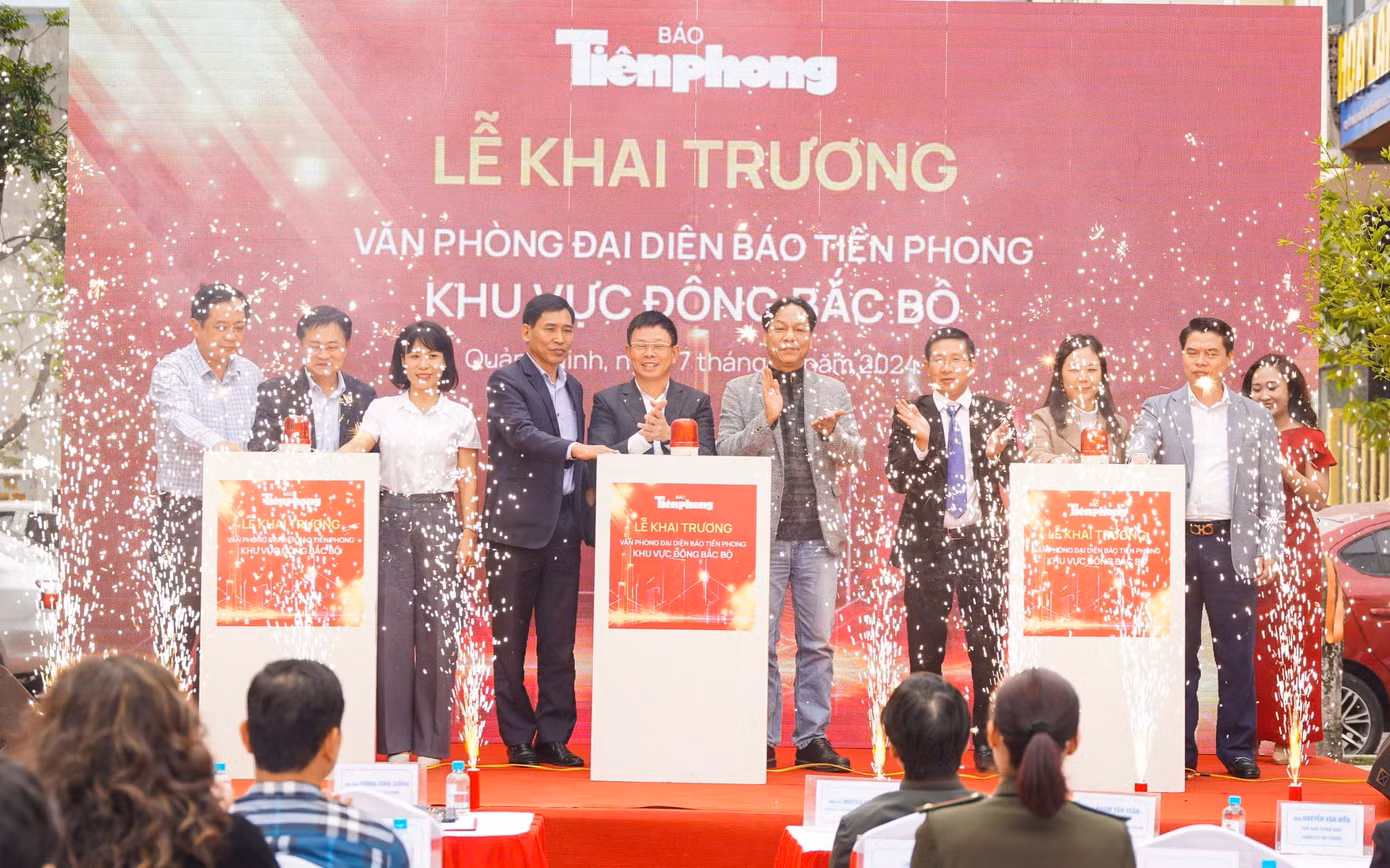 Các đại biểu thực hiện nghi thức khai trương VPĐD báo Tiền Phong khu vực Đông Bắc Bộ. Các đại biểu thực hiện nghi thức khai trương VPĐD báo Tiền Phong khu vực Đông Bắc Bộ.