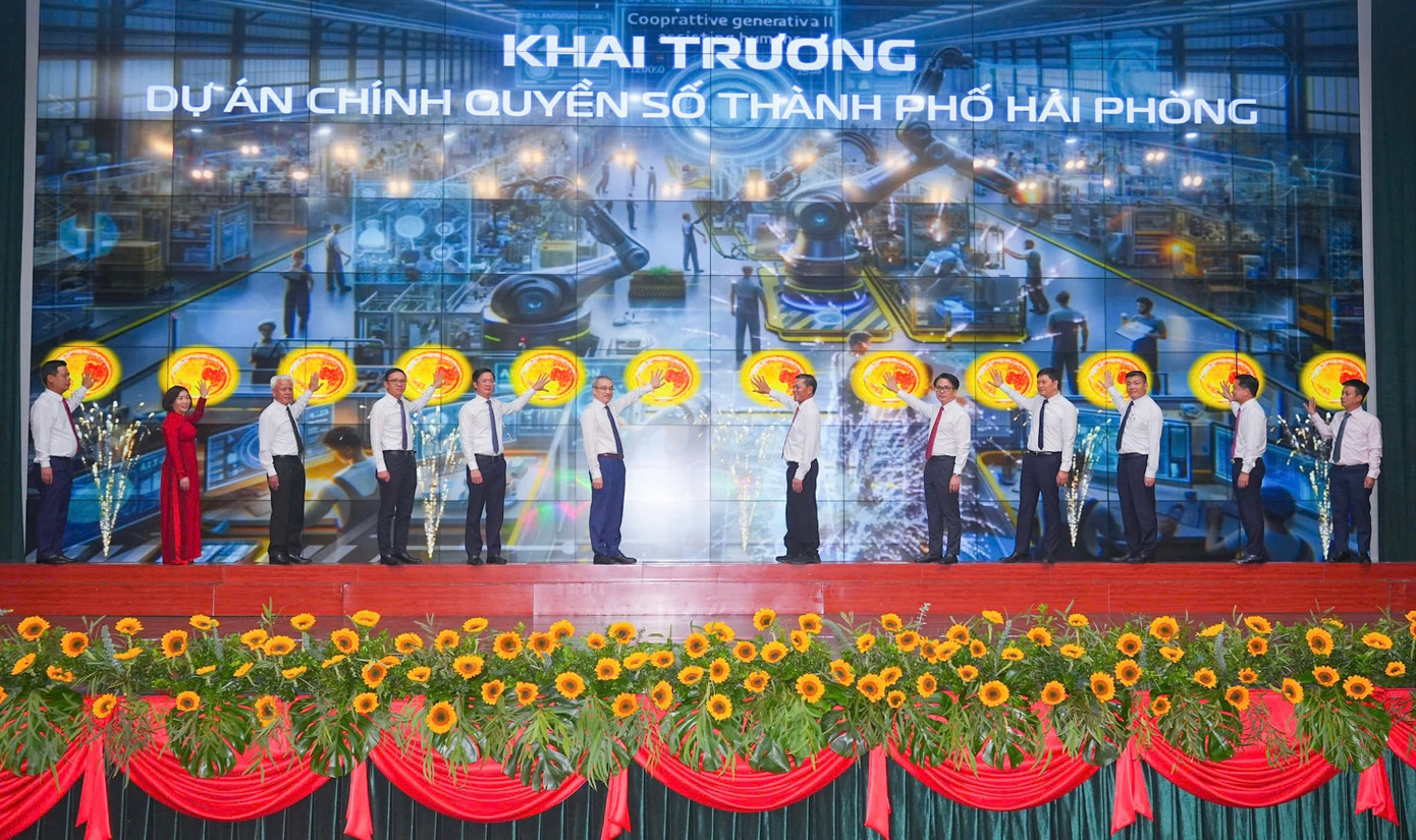 Các đại biểu ấn nút khai trương Dự án chính quyền số Hải Phòng.