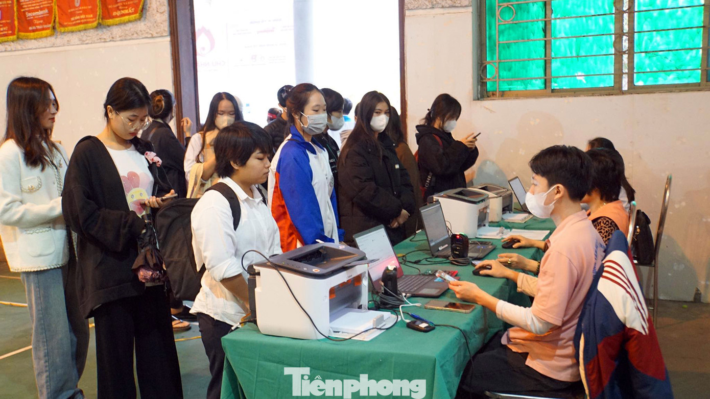 Ngay sau khi phát động hưởng ứng, hàng trăm bạn trẻ, sinh viên và cán bộ, giảng viên Trường Đại học Hải Phòng tới hội trường đăng ký hiến máu.