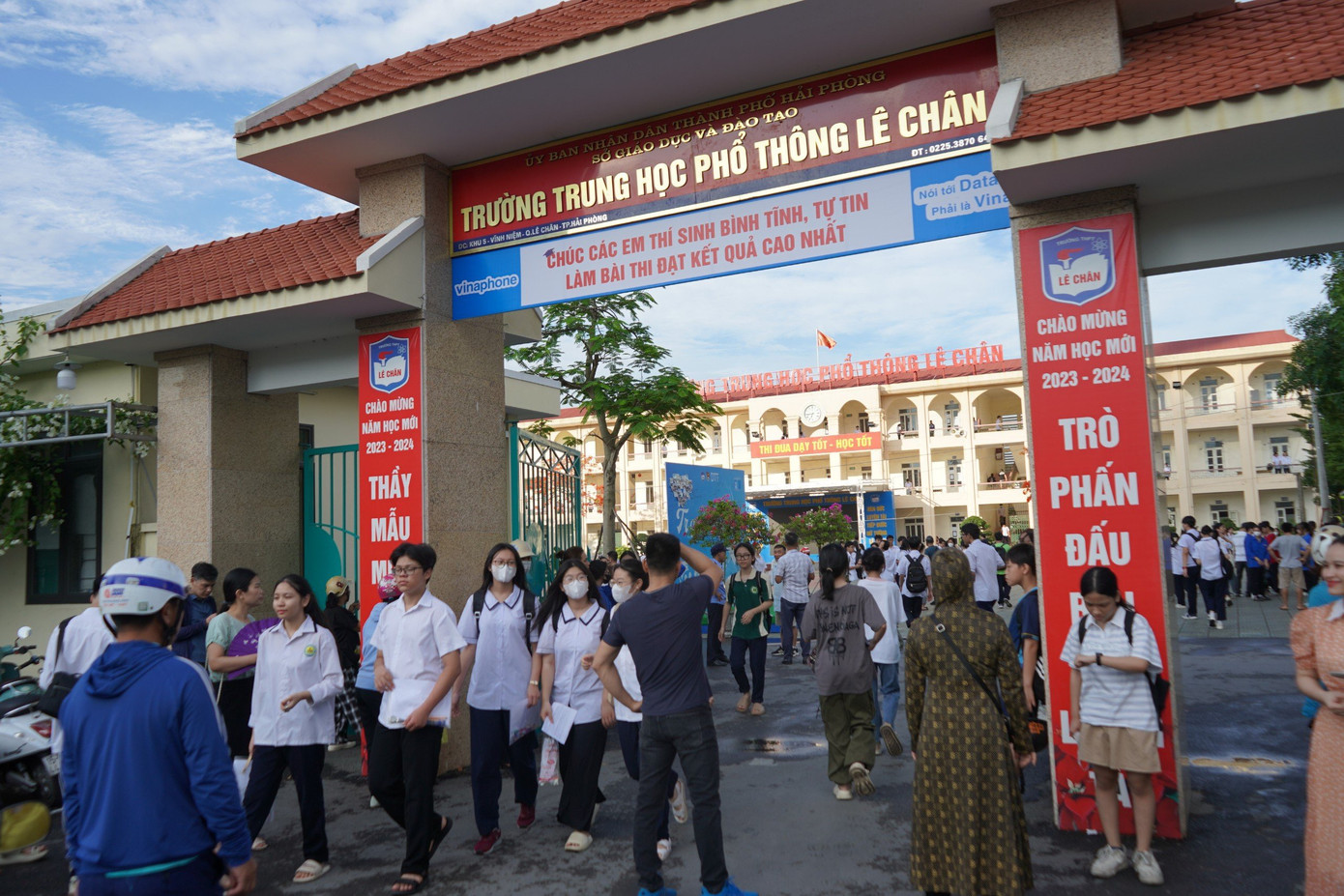 Thí sinh tới điểm thi tại Trường THPT Lê Chân.