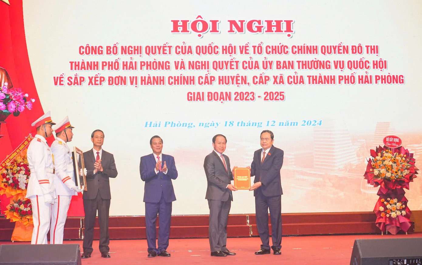 Chủ tịch Quốc hội Trần Thanh Mẫn trao Nghị quyết của Quốc hội về tổ chức chính quyền đô thị cho lãnh đạo TP. Hải Phòng. Chủ tịch Quốc hội Trần Thanh Mẫn trao Nghị quyết của Quốc hội về tổ chức chính quyền đô thị cho lãnh đạo TP. Hải Phòng.