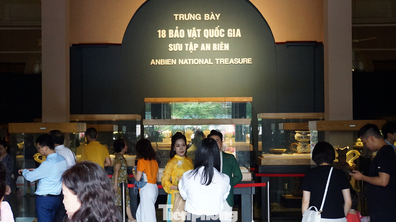 Sáng 11/5, Sở Văn hóa Thể thao Hải Phòng phối hợp với nhà sưu tập An Biên tổ chức khai mạc triển lãm trưng bày 18 bảo vật quốc gia nhằm giới thiệu với nhân dân, công chúng và du khách về những di sản quý giá trên vùng đất nơi cửa biển, nhân dịp Kỷ niệm 69 năm ngày Giải phóng thành phố Hải Phòng và Lễ hội Hoa Phượng Đỏ 2024.