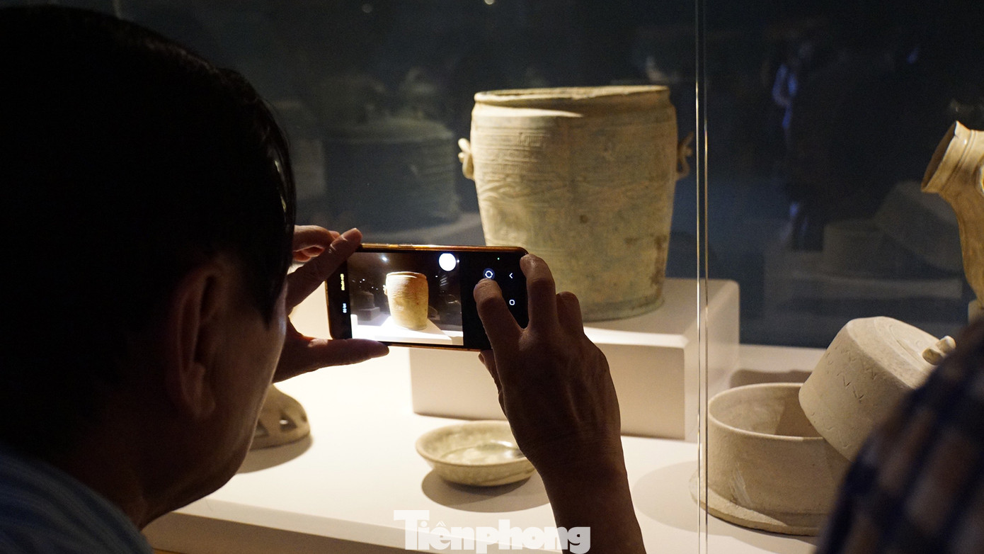 Người dân và du khách chụp ảnh các bảo vật, hiện vật trưng bày trong Bảo tàng Hải Phòng.