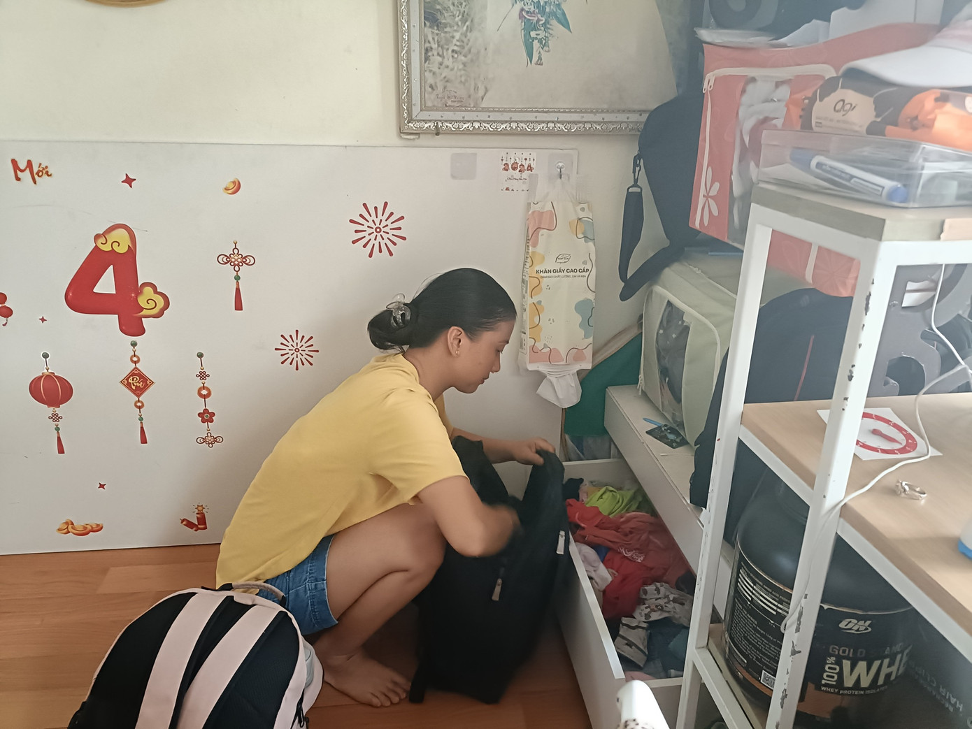 Người dân ở chung cư cũ tại quận Ngô Quyền chuẩn bị đồ đạc di dời tới nơi tạm lánh.