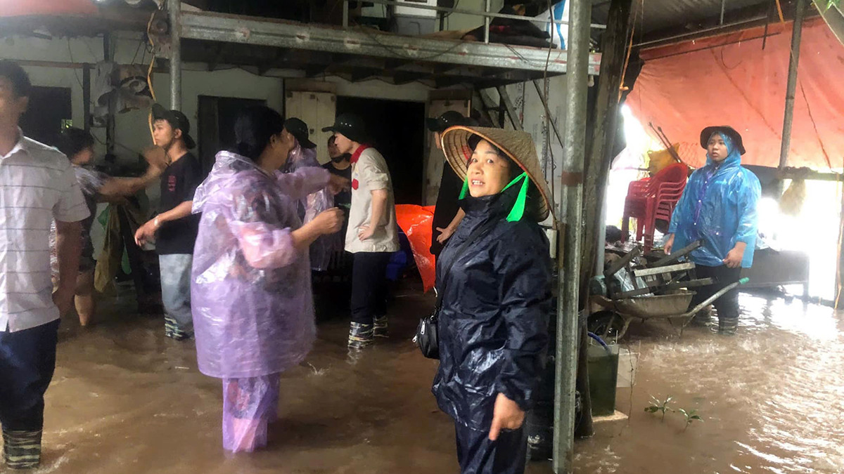 Lực lượng chức năng tỉnh Hưng Yên hỗ trợ người dân ở ngoài đê sơ tán người và di dời tài sản về nơi tạm trú.