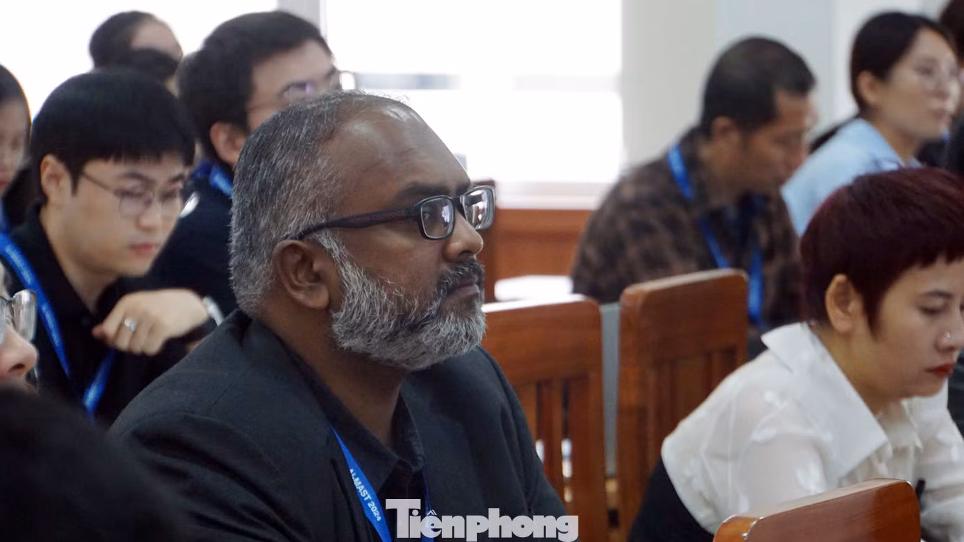 Các chuyên gia đến từ Ấn Độ tập trung nghiên cứu, lắng nghe các ý kiến của các đại biểu tại hội thảo.