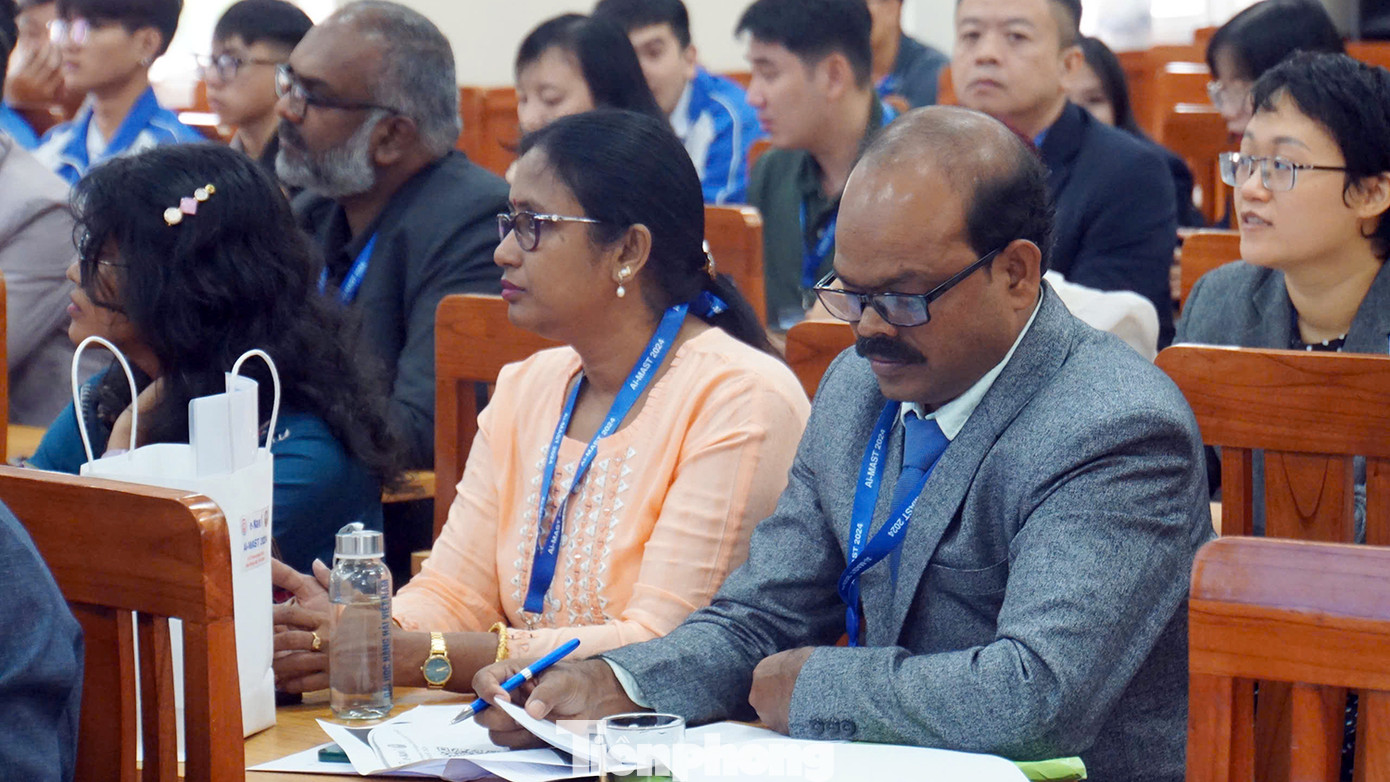 Các chuyên gia đến từ Ấn Độ tập trung nghiên cứu, lắng nghe các ý kiến của các đại biểu tại hội thảo. Các chuyên gia đến từ Ấn Độ tập trung nghiên cứu, lắng nghe các ý kiến của các đại biểu tại hội thảo.