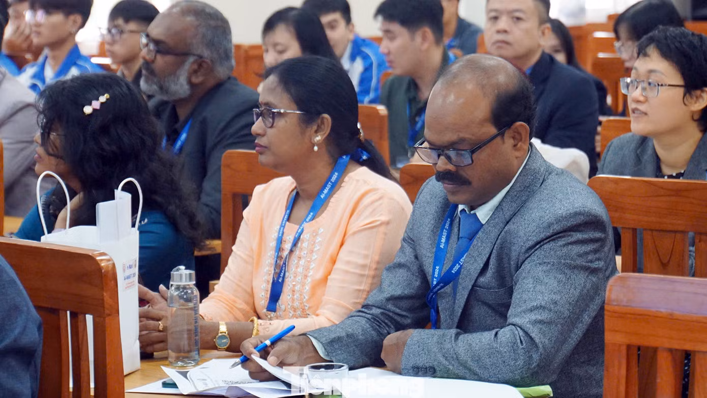 Các chuyên gia đến từ Ấn Độ tập trung nghiên cứu, lắng nghe các ý kiến của các đại biểu tại hội thảo.
