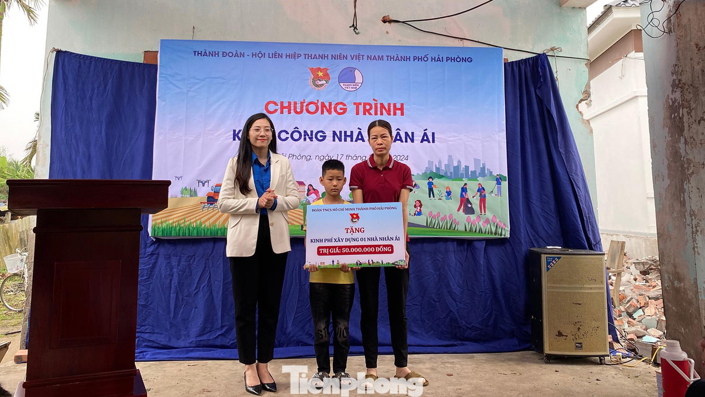 Chị Nguyễn Thị Thủy - Phó Bí thư Thành Đoàn Hải Phòng trao biển biểu trưng hỗ trợ kinh phí xây dựng "Nhà nhân ái" tại huyện Tiên Lãng. Chị Nguyễn Thị Thủy - Phó Bí thư Thành Đoàn Hải Phòng trao biển biểu trưng hỗ trợ kinh phí xây dựng "Nhà nhân ái" tại huyện Tiên Lãng.