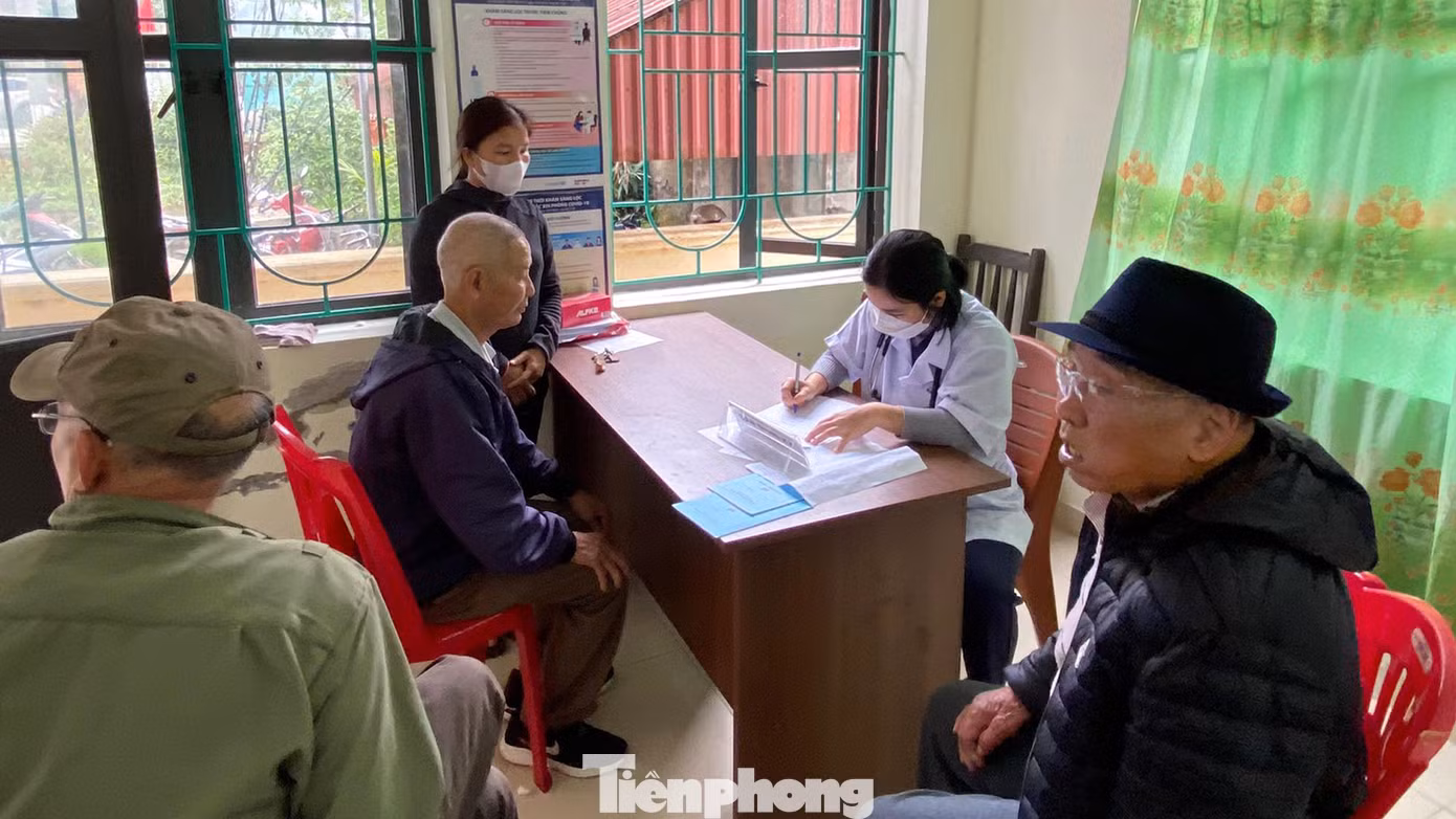 Người cao tuổi được các bác sỹ trẻ tận tình thăm khám, cấp thuốc miễn phí. Người cao tuổi được các bác sỹ trẻ tận tình thăm khám, cấp thuốc miễn phí.