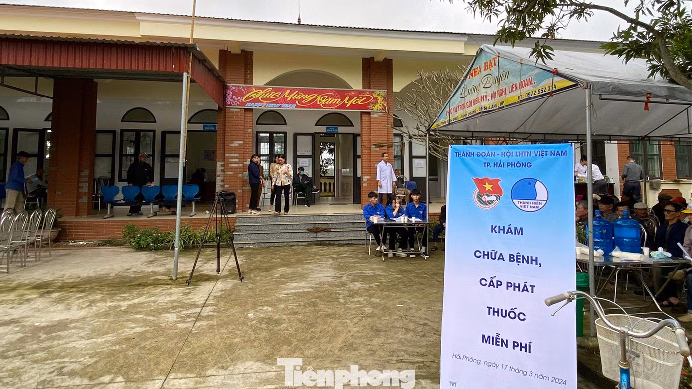 Hoạt động thăm khám chữa bệnh, cấp thuốc miễn phí cho người có hoàn cảnh khó khăn tại nhiều địa phương ở Hải Phòng. Hoạt động thăm khám chữa bệnh, cấp thuốc miễn phí cho người có hoàn cảnh khó khăn tại nhiều địa phương ở Hải Phòng.