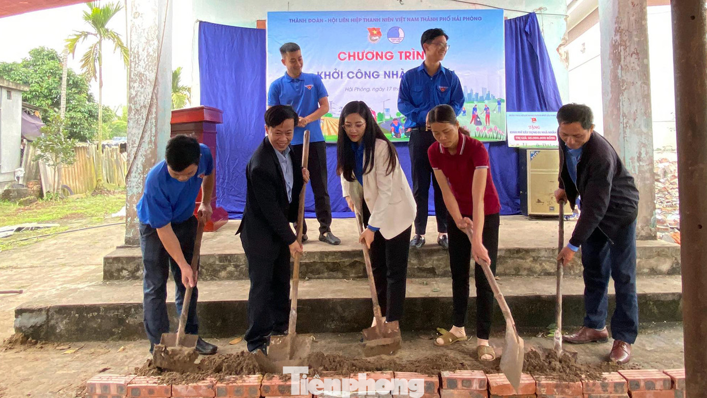 Các đại biểu làm nghi thức khởi công xây dựng "Nhà nhân ái" tại huyện Tiên Lãng. Các đại biểu làm nghi thức khởi công xây dựng "Nhà nhân ái" tại huyện Tiên Lãng.