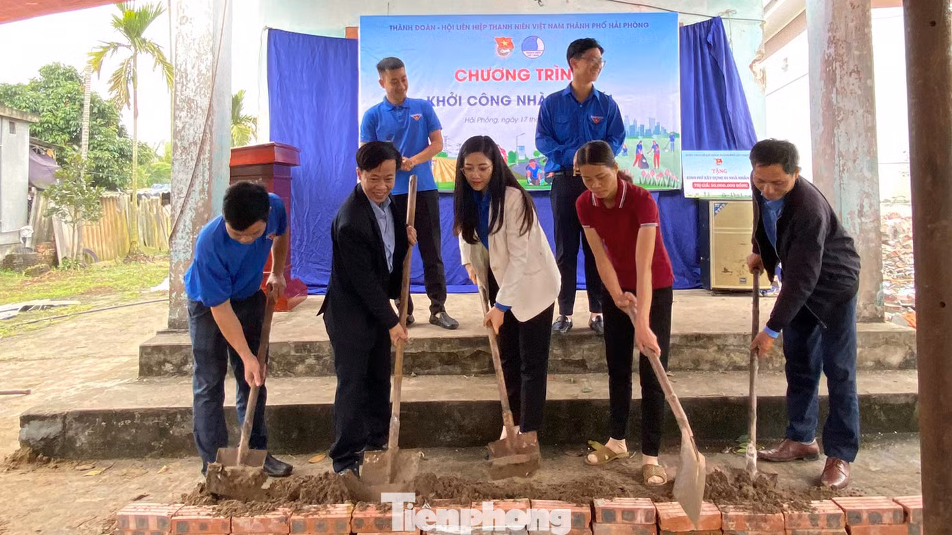 Các đại biểu làm nghi thức khởi công xây dựng "Nhà nhân ái" tại huyện Tiên Lãng. Các đại biểu làm nghi thức khởi công xây dựng "Nhà nhân ái" tại huyện Tiên Lãng.