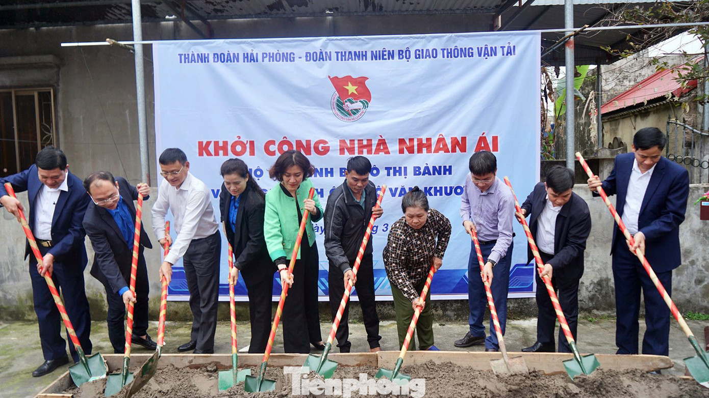 Các đại biểu làm nghi thức khởi công xây dựng "Nhà nhân ái" tại huyện Cát Hải. Các đại biểu làm nghi thức khởi công xây dựng "Nhà nhân ái" tại huyện Cát Hải.