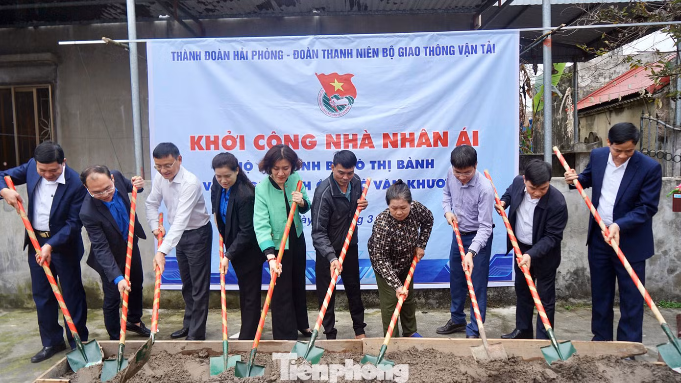 Các đại biểu làm nghi thức khởi công xây dựng "Nhà nhân ái" tại huyện Cát Hải. Các đại biểu làm nghi thức khởi công xây dựng "Nhà nhân ái" tại huyện Cát Hải.
