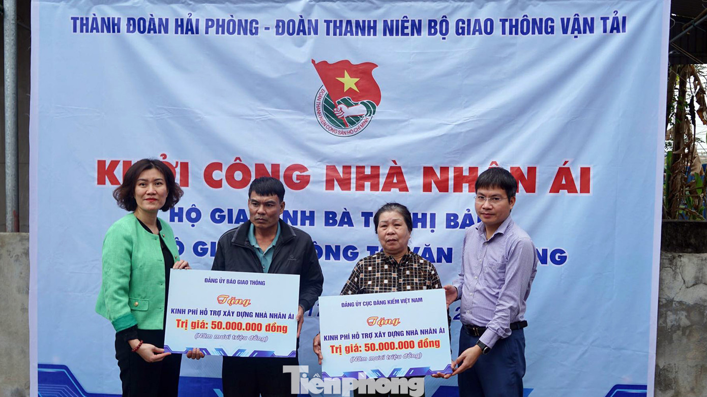 Đại diện các đơn vị Bộ GTVT, Cục Đăng kiểm Việt Nam trao biển tượng trưng hỗ trợ xây dựng "Nhà nhân ái" cho 2 gia đình tại xã Đồng Bài (huyện Cát Hải) có nạn nhân bị tai nạn giao thông. Đại diện các đơn vị Bộ GTVT, Cục Đăng kiểm Việt Nam trao biển tượng trưng hỗ trợ xây dựng "Nhà nhân ái" cho 2 gia đình tại xã Đồng Bài (huyện Cát Hải) có nạn nhân bị tai nạn giao thông.