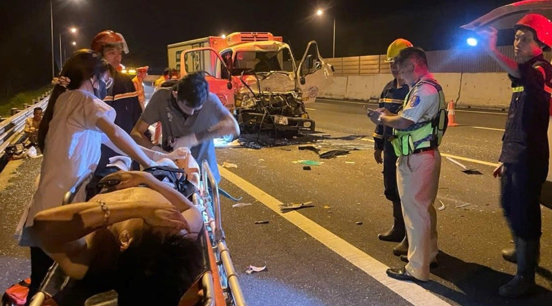 Cảnh sát cứu tài xế mắc kẹt trong cabin sau va chạm trên cao tốc. Ảnh: DT/BHD. Cảnh sát cứu tài xế mắc kẹt trong cabin sau va chạm trên cao tốc. Ảnh: DT/BHD.