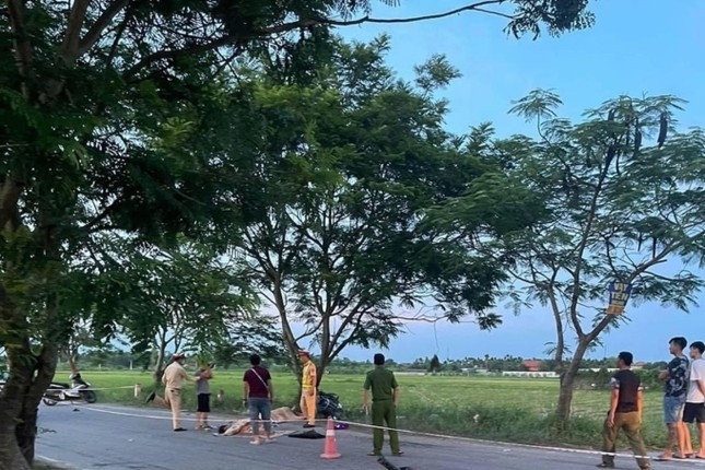 Cảnh sát khám nghiệm hiện trường, khám nghiệm tử thi nạn nhân. Cảnh sát khám nghiệm hiện trường, khám nghiệm tử thi nạn nhân.