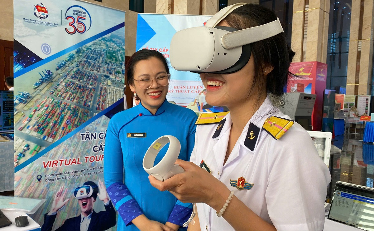 Các đại biểu trải nghiệm công nghệ thực tế ảo, tham quan các mô hình hay, cách làm sáng tạo tại Đại hội.