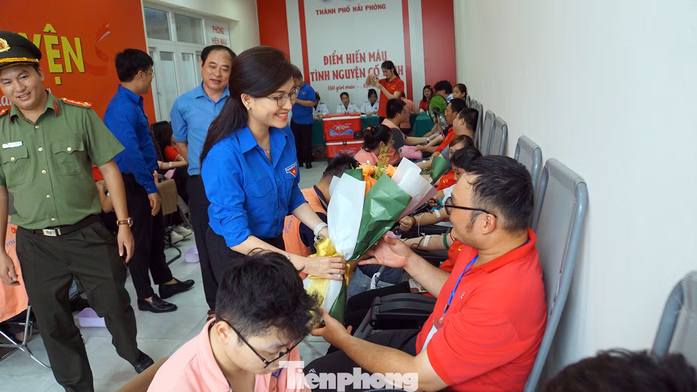 Chị Hồ Hồng Nguyên - Trưởng Ban Thanh niên trường học, TƯ Đoàn hỏi thăm, tặng hoa cho các tình nguyện viên tham gia ngày hội hiến máu.