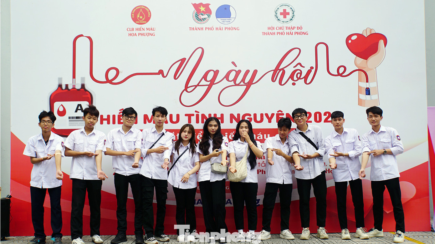 Các tình nguyện viên là các bạn trẻ Hải Phòng chụp ảnh kỷ niệm trong ngày hội hiến máu tình nguyện hè 2024. Các tình nguyện viên là các bạn trẻ Hải Phòng chụp ảnh kỷ niệm trong ngày hội hiến máu tình nguyện hè 2024.