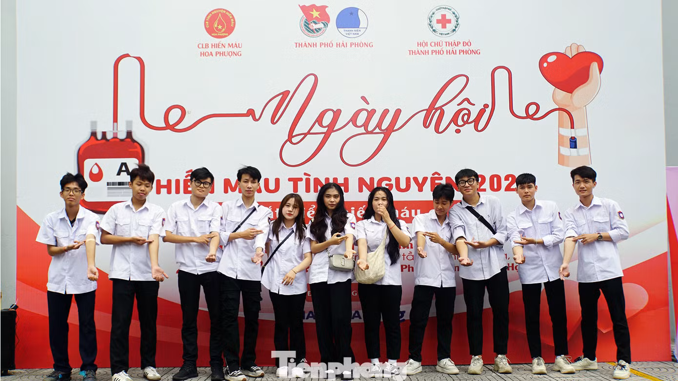 Các tình nguyện viên là các bạn trẻ Hải Phòng chụp ảnh kỷ niệm trong ngày hội hiến máu tình nguyện hè 2024.