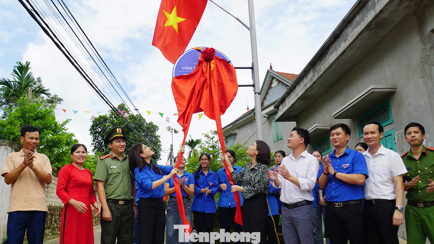 Các đại biểu thực hiện nghi thức khánh thành công trình thanh niên "Thắp sáng đường quê". Công trình được thực hiện nhằm phát huy tính chủ động, sáng tạo của các cấp bộ Đoàn và tinh thần xung kích, tình nguyện của tuổi trẻ trong việc thực hiện những công trình, phần việc thanh niên tham gia xây dựng nông thôn mới. Các đại biểu thực hiện nghi thức khánh thành công trình thanh niên "Thắp sáng đường quê". Công trình được thực hiện nhằm phát huy tính chủ động, sáng tạo của các cấp bộ Đoàn và tinh thần xung kích, tình nguyện của tuổi trẻ trong việc thực hiện những công trình, phần việc thanh niên tham gia xây dựng nông thôn mới.