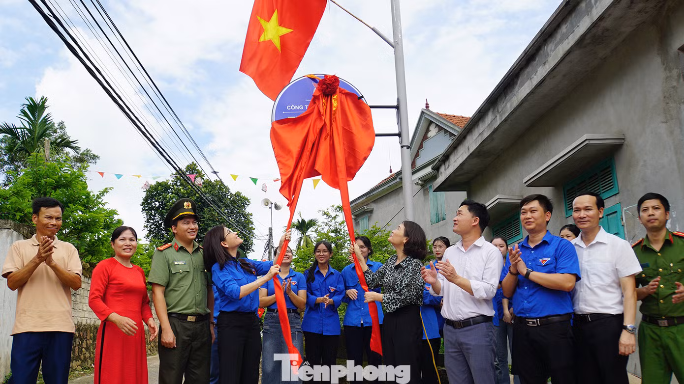 Các đại biểu thực hiện nghi thức khánh thành công trình thanh niên "Thắp sáng đường quê". Công trình được thực hiện nhằm phát huy tính chủ động, sáng tạo của các cấp bộ Đoàn và tinh thần xung kích, tình nguyện của tuổi trẻ trong việc thực hiện những công trình, phần việc thanh niên tham gia xây dựng nông thôn mới.