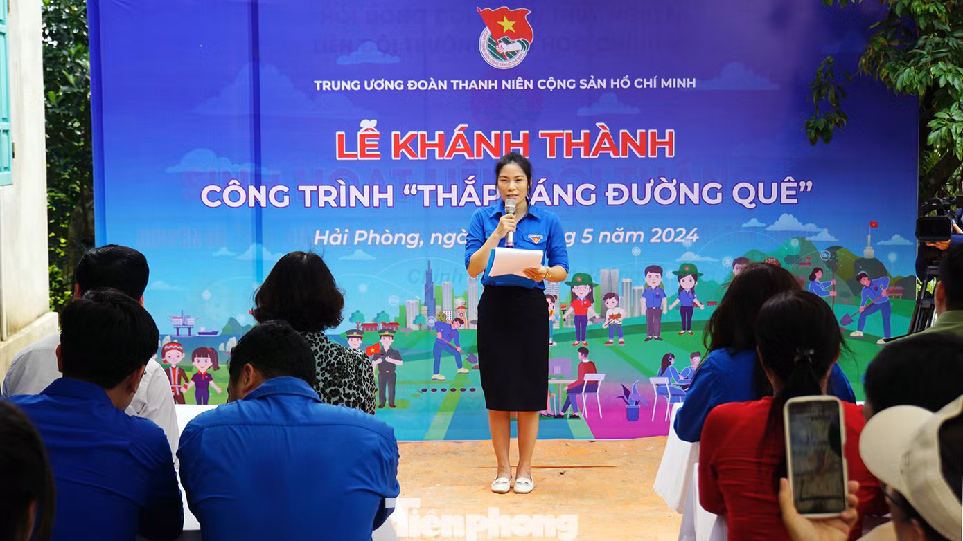 Sau đó, đoàn công tác dự Lễ khánh thành công trình thanh niên "Thắp sáng đường quê" tại thôn 12, xã Chính Mỹ (huyện Thủy Nguyên, TP Hải Phòng). Cùng dự với các đại biểu có sự tham dự của chính quyền địa phương và người dân thôn 12, xã Chính Mỹ.