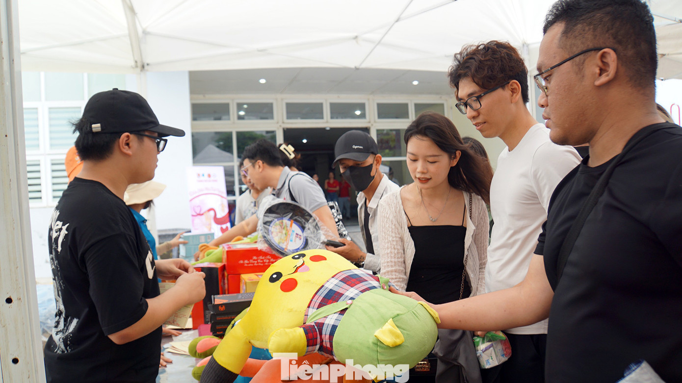 Sau khi hiến máu, các tình nguyện viên nhận được những phần quà ý nghĩa. Sau khi hiến máu, các tình nguyện viên nhận được những phần quà ý nghĩa.