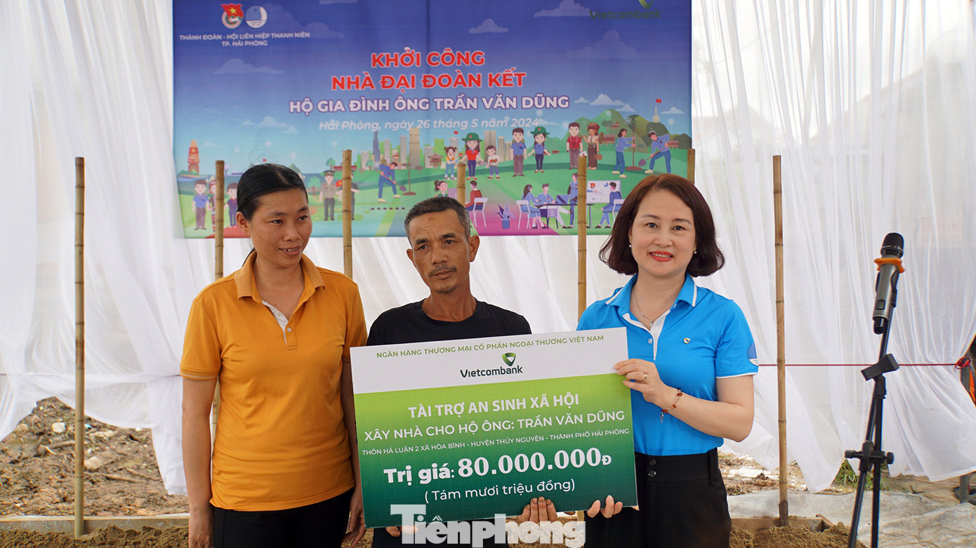 Công trình "Nhà nhân ái" là một trong những hoạt động ý nghĩa nằm trong Chiến dịch Thanh niên tình nguyện Hè 2024. Tại buổi lễ, đại diện nhà tài trợ đã trao biển tượng trưng tài trợ gia đình ông Trần Văn Dũng, trú thôn Hà Luận 2, xã Hòa Bình (Thủy Nguyên, Hải Phòng) xây nhà với giá trị 80 triệu đồng. Công trình "Nhà nhân ái" là một trong những hoạt động ý nghĩa nằm trong Chiến dịch Thanh niên tình nguyện Hè 2024. Tại buổi lễ, đại diện nhà tài trợ đã trao biển tượng trưng tài trợ gia đình ông Trần Văn Dũng, trú thôn Hà Luận 2, xã Hòa Bình (Thủy Nguyên, Hải Phòng) xây nhà với giá trị 80 triệu đồng.