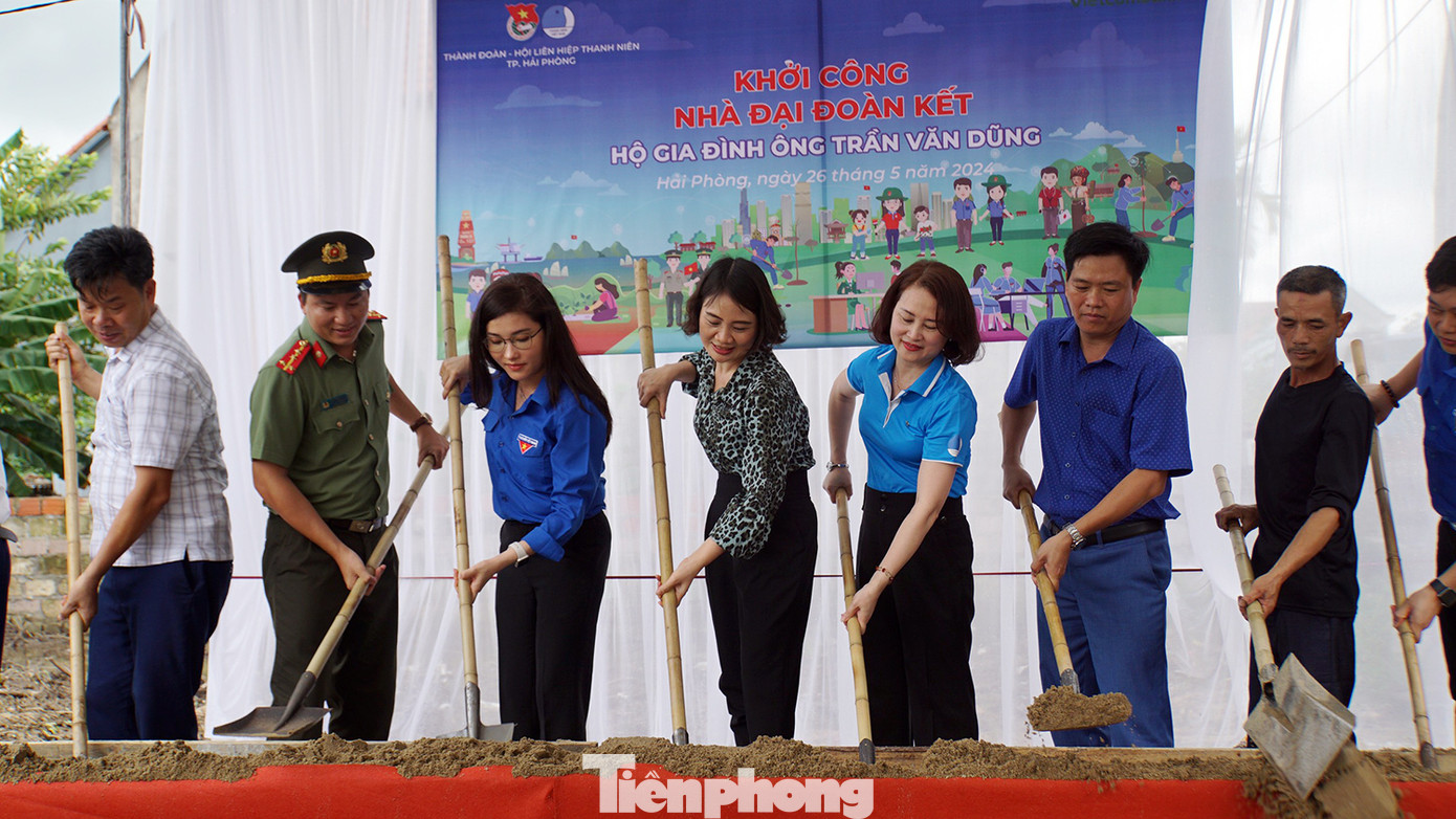 Ngay sau đó, các đại biểu đã thực hiện nghi thức khởi công xây "Nhà nhân ái" trước sự chứng kiến của chính quyền, bà con nhân dân, đoàn viên thanh niên địa phương. Ngay sau đó, các đại biểu đã thực hiện nghi thức khởi công xây "Nhà nhân ái" trước sự chứng kiến của chính quyền, bà con nhân dân, đoàn viên thanh niên địa phương.