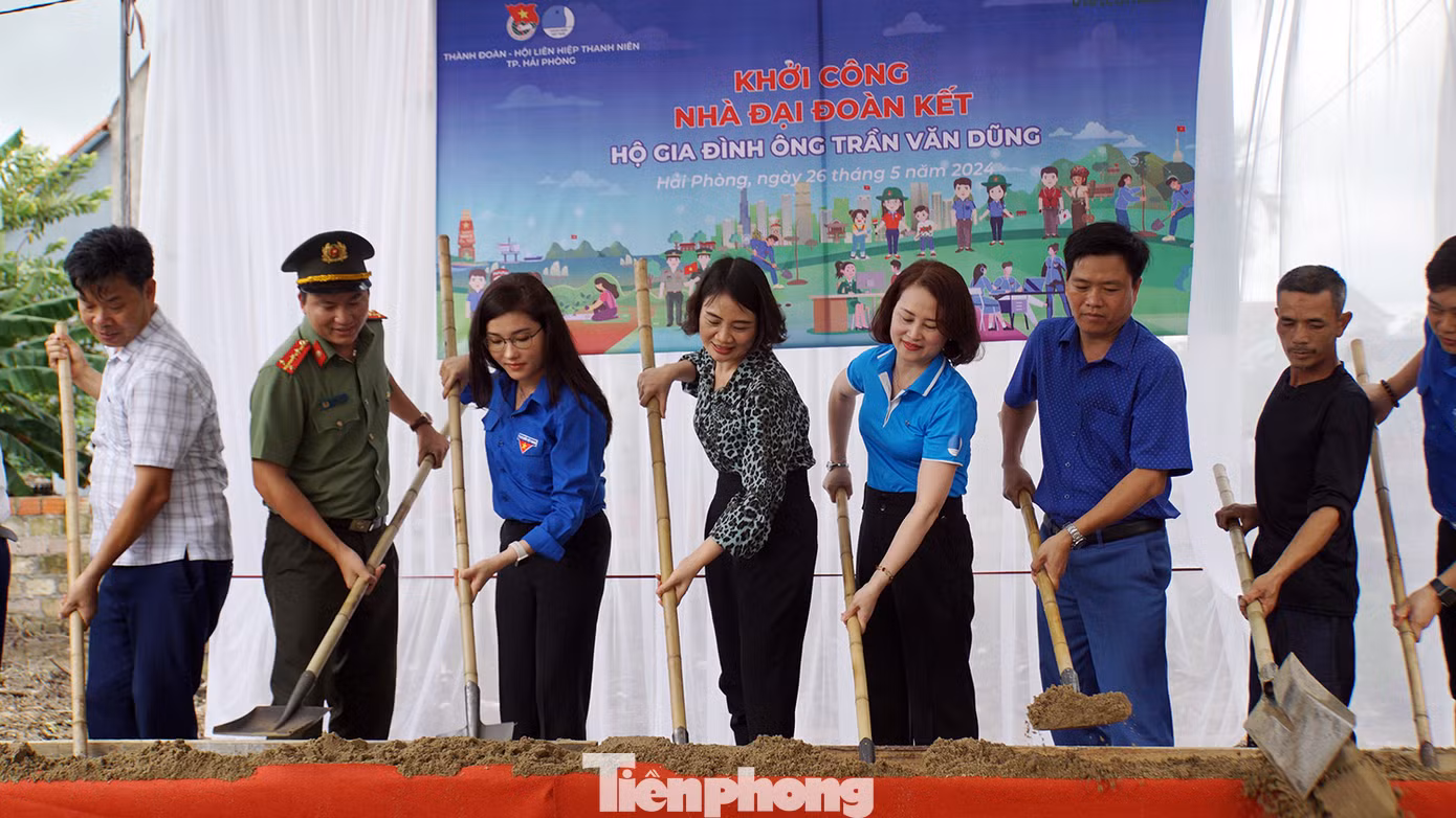 Ngay sau đó, các đại biểu đã thực hiện nghi thức khởi công xây "Nhà nhân ái" trước sự chứng kiến của chính quyền, bà con nhân dân, đoàn viên thanh niên địa phương.